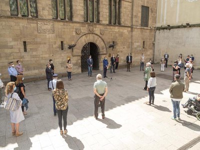 Representants de tots els grups municipals han participat en el minut de silenci en record de les víctimes de la pandèmia..