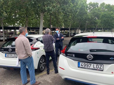 El primer tinent d'alcalde, Toni Postius, amb els nous vehicles que ha adquirit la Paeria.