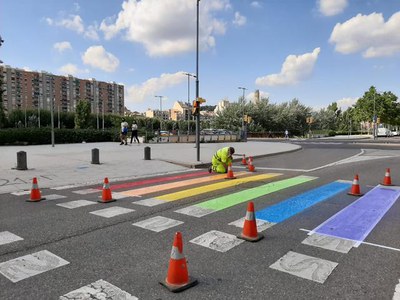 Un dels passos de vianants pintats amb l'arc de Sant Martí és al campus universitari de Cappont.