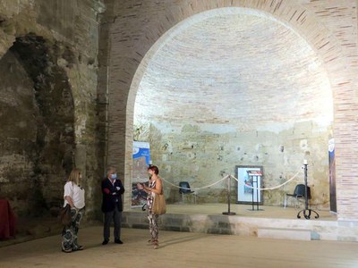 El president de Turisme de Lleida durant la visita a l'església dels templers.