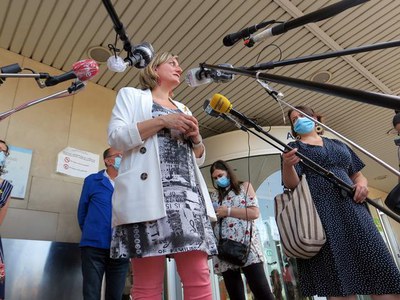 La consellera Alba Vergés ha atès als mitjans de comunicació a la porta de l'Arnau de Vilanova.