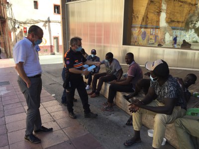 Els voluntaris de Protecció Civil han repartit mascaretes aquesta tarda al Centre Històric.