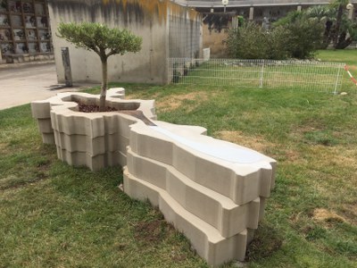 La peça escultòrica s'ha ubicat en la zona de l'entrada al Cementiri Municipal..