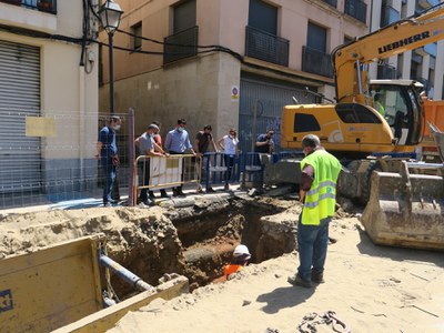 Les obres es centren ara en la renovació de les canonades davant de la Panera.