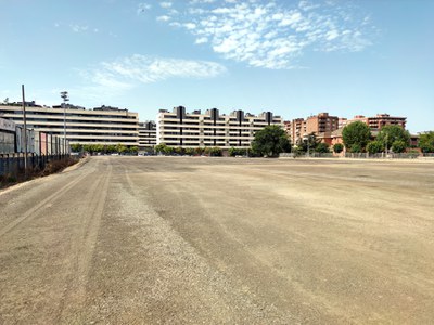 Vista de l'esplanada de l'aparcament del carrer Riu Ebre.