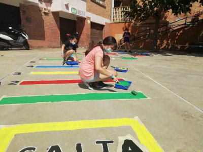 Aquesta setmana un grup de joves de la Mariola han pintat jocs tradicionals a la plaça Flamisell del barri.