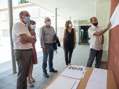 El conseller Bargalló i l'alcalde Pueyo, en la visita a l'escola Camps Elisis.