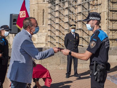 L'alcalde Pueyo lliura una credencial a un dels agents..