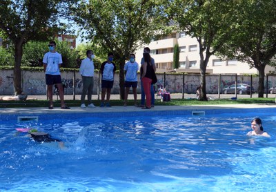 El regidor Sergio González, en l'obertura de les piscines municipals avui a Balàfia.