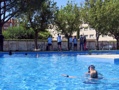 Els primers banyistes, avui, a les piscines municipals de Balàfia.