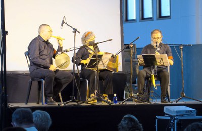 El grup Guerrilla Folk ha interpretat una mostra de cançons, himnes i sons de revolta.