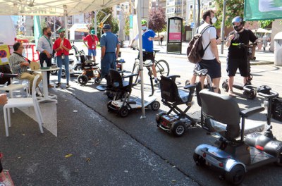 Les cadires de rodes, un altre vehicle de mobilitat personal que demana pas als nostres carrers.