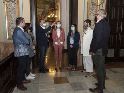 L'alcalde i els representants dels grups polítics han acompanyat la pregonera en un breu recorregut per la Paeria.