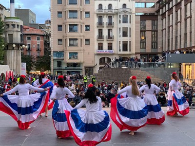 Balls tradicionals del col·lectiu FOCCS a la plaça Sant Joan.