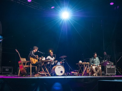 Stay Homas va obrir el cicle de concerts de les Festes de la Tardor als Camps Elisis.