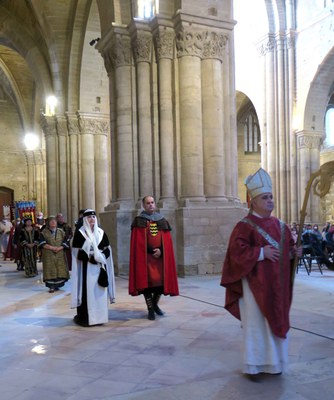 El seguici de convidats a les noces reials fa entrada a la Seu Vella.