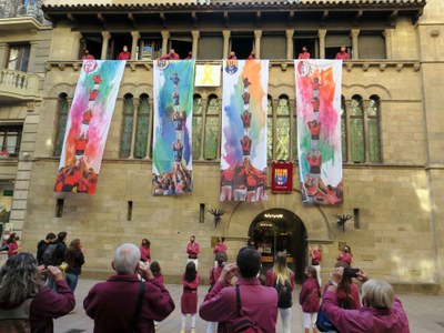 Els Castellers de Lleida han fet una actuació simbòlica a la plaça Paeria.