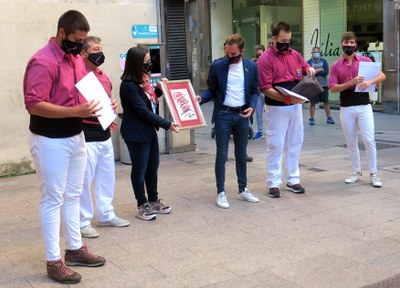 Els Castellers han lliurat a l'Ajuntament una litografia amb motiu dels 25 anys de la colla.