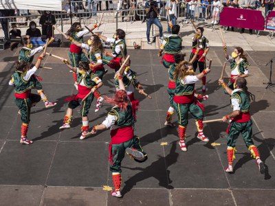 El Ball de Bastons, habitual en cada seguici de la festa major.