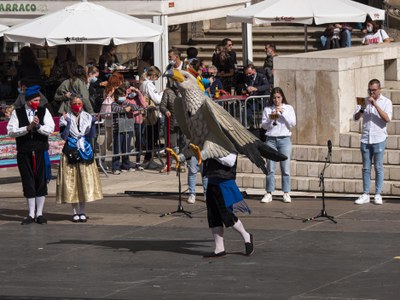 L'Àliga ha estat acompanyada per les gralles en el seu ball.