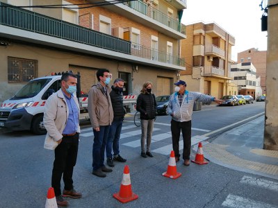 El tinent d'alcalde Toni Postius i el regidor Sergio González, aquest matí, al carrer de l'Oliver, supervisant els treballs realitzats al Secà de San….