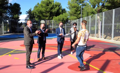 L'alcalde i els regidors han repartit uns diplomes d'agraïment als col·laboradors.