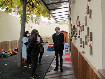 El paer en cap, Miquel Pueyo i la tinent d'alcalde Sandra Castro han visitat l'Escola Bressol Municipal El Gargot, on ja es disposa dels nous contes ….