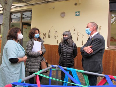 L' Escola Bressol Municipal Gargot està situada al barri Universitat. A la imatge, l'alcalde, la tinent d'alcalde Sandra Castro, amb la directora del….