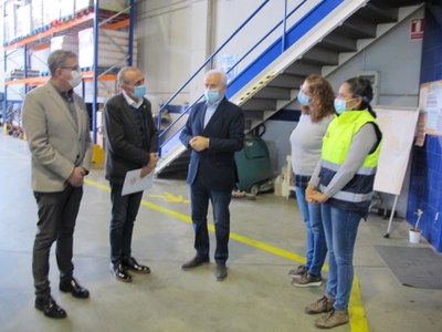 L'alcalde Miquel Pueyo saluda a voluntàries del Banc dels Aliments. A la imatge, amb el president de la Diputació, J. Talarn i el president de l'enti….