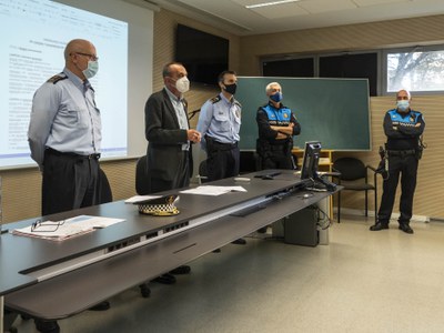 Un moment de la salutació de l'alcalde de Lleida al nou equip d'agents cívics, en la Caserna de la Guàrdia Urbana..