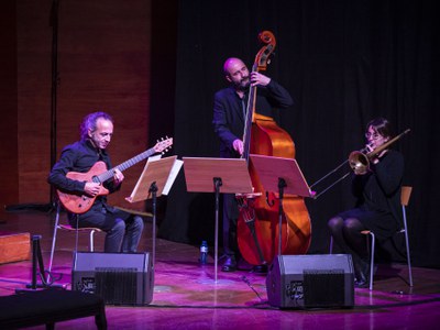 Aquest recital íntim ha estat defensat per 4 actrius (Núria Miret, Núria Casado, M.Àngels López i Marta Rosell) i per un trio musical (Joana Cebolla,….