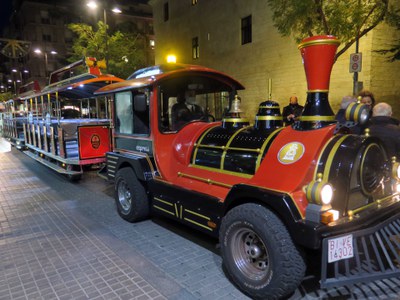 El trenet té una de les sis parades davant de l'IEI.