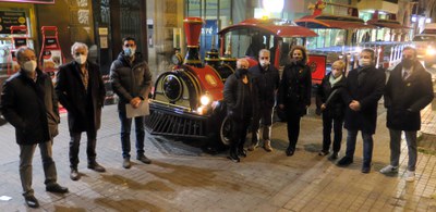 La presentació del Trenet de Nadal s'ha fet amb la presència dels regidors, representants de les associacions de comerciants i d'Autobusos de Lleida.