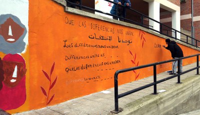 El mural va acompanyat d'un missatge on s'inclou una frase en diverses llengües i alfabets.