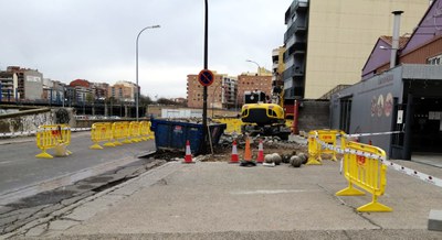 La renovació de voreres s'està realitzant entre els carrers Pintor Xavier Gossé i Camí de Corbins.