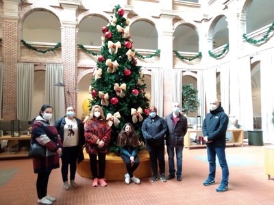 Un grup de turistes de la City Tour que avui, preservant les mesures de nombre i seguretat, també han visitat el Parador del Roser.