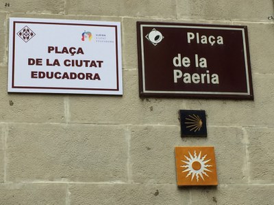 La placa que s’ha instal•lat a la plaça de la Paeria..