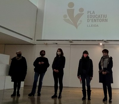 La presentació del nou logotip del Pla Educatiu d'Entorn, de l’alumna Yelyzaveta Kuzmina, s'ha fet a l'Escola d'Art Municipal Leandre Cristòfol.