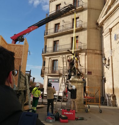 L’escultura s’ha retirat avui de la peanya sobre la qual descansa..