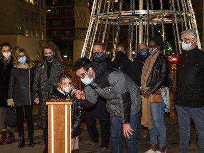 El tinent d'alcalde Toni Postius explicant com s'havia de fer per encendre les llums de Nadal a la plaça Ricard Viñes.