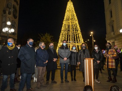 Regidors i representants de les associacions de comerciants i veïns han assistit a l'encesa de les llums de Nadal.