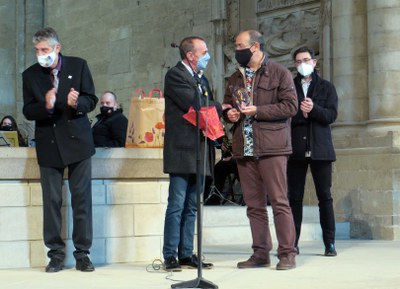 L'alcalde ha lliurat el premi al guanyador de l'himne del 25è aniversari de la Festa de Moros i Cristians.