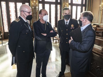 L'alcalde conversa amb l'intendent cap i l'inspector de la Guàrdia Urbana i el secretari general de la Paeria..