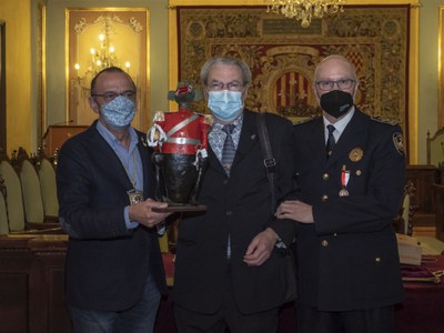 Domingo Caballero, agent jubilat, ha lliurat al cos de la policia local un Marraco vestit amb l'uniforme de gala, que ell mateix ha confeccionat.