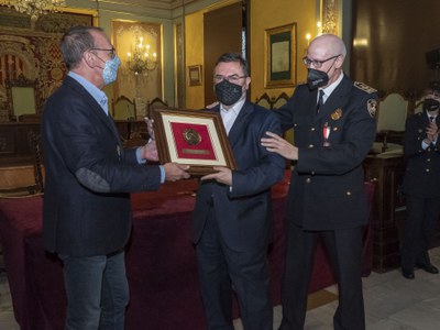 La Guàrdia Urbana ha volgut reconèixer la tasca del secretari general de la Paeria en el moment de la seva jubilació.