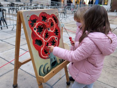 La Xarxa Municipal de Ludoteques de Lleida ha preparat un calendari de jocs perquè els infants puguin sortir a jugar a la plaça, en entorns segurs.