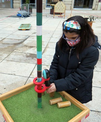 La Xarxa Municipal de Ludoteques ha organitzat Jocs a la plaça perquè els nens i les nenes puguin aprendre i passar-s’ho bé amb activitats creatives ….