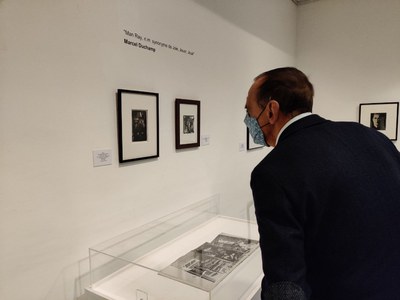 El paer en cap contempla una de les obres exposades a la Fundació Vall Palou..