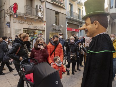 Una passejada fugaç per la plaça de la Paeria..