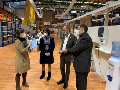 Miquel Pueyo i la tinent d'alcalde Montse Pifarré amb Divina Farreny i Ramon Farré han visitat l'espai de l'equip de vacunació al pavelló.